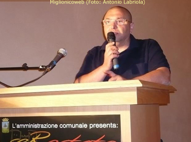 L'assessore Michelangelo Piccinni mentre presenta "SeRestate a Miglionico 2011"