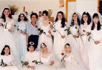 Alunne della Scuola Media di Miglionico in abiti da sposa dagli anni Cinquanta ad oggi.