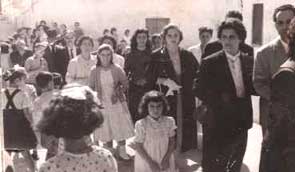 I parenti e gli inviitati accompagna la sposa in chiesa