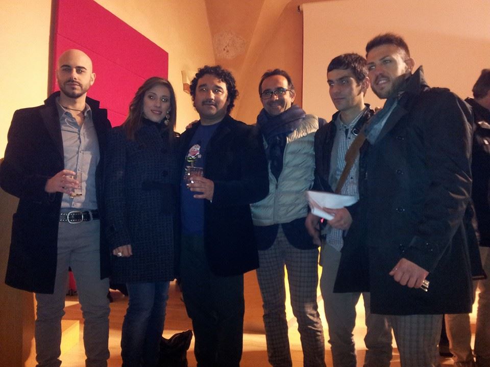 Emanuele Canterino con alcuni amici durante la serata di poesia