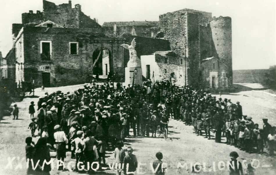 Il monumento ai caduti in Piazza Castello nel 1931