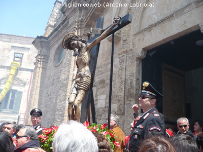 La statua del SS.Crocifisso portata in processione