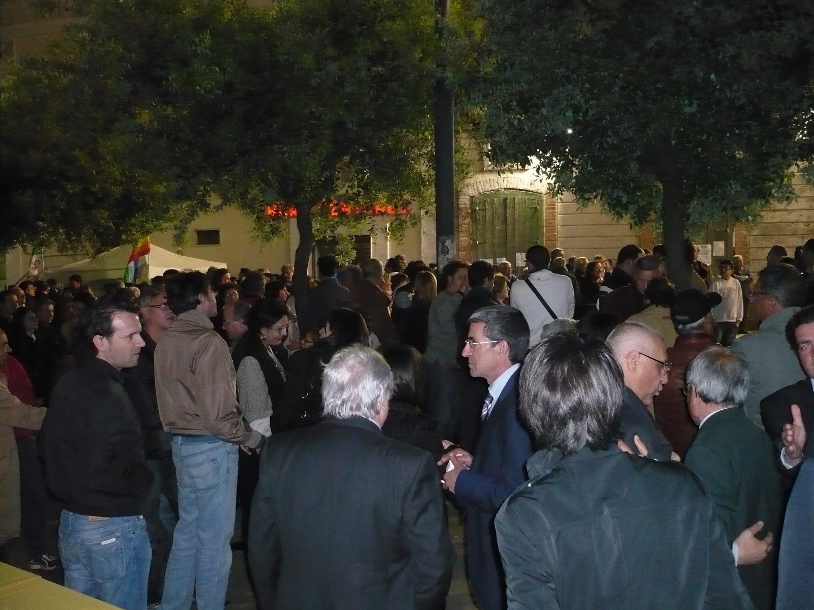 Giuseppe Dalessandro tra i suoi elettori durante la festa