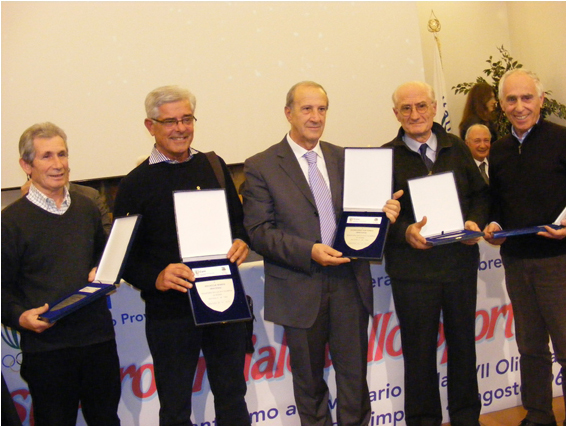 Un momento della premiazione dei tedofori (Mario Focaccia, Tonino Labriola, Renato Lamacchia, Tonino Giordano,  ecc.). Foto: Oltrefreepress.com