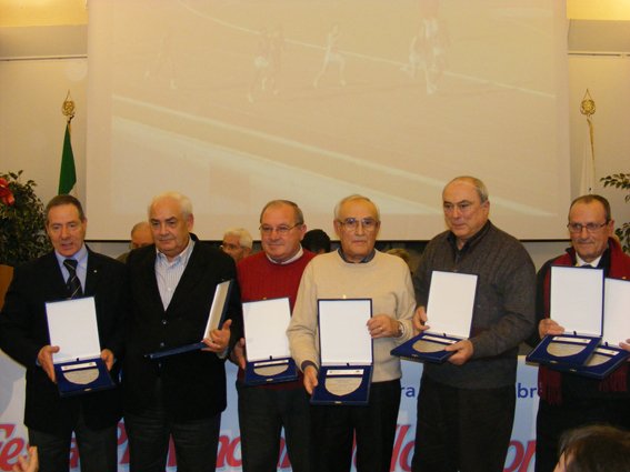 Un momento della premiazione dei tedofori (Antonio Bruno, Franco Casella, Mim Capodagli, Vito Cifarelli, Mim Daddiego e Mariano De Leonardis).  Foto: Oltrefreepress.com