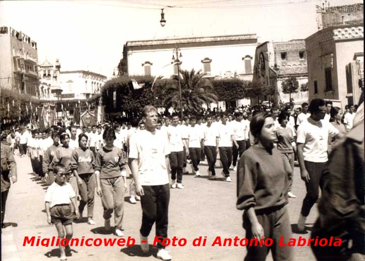 XVII Olimpiade di Roma. Passaggio della Fiaccola Olimpica (sfilata dei tedofori in Piazza Vittorio Veneto - Matera 20 Agosto 1960)