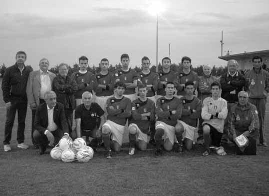 La formazione della Rappresentativa di Basilicata, con tutto lo staff dirigenziale e tecnico, scesa in campo a Miglionico contro lo Sparta Praga (Foto: Il Quotidiano della Basilicata)