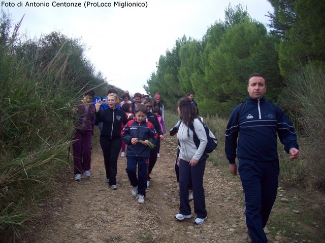 Escursionisti in cammino verso la Diga di San Giuliano