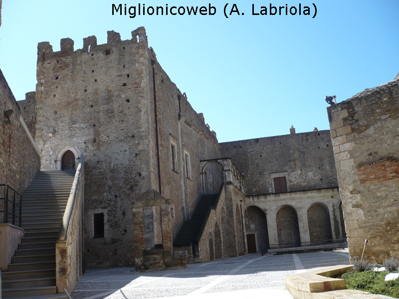 Miglionico. Corte del Castello del Malconsiglio