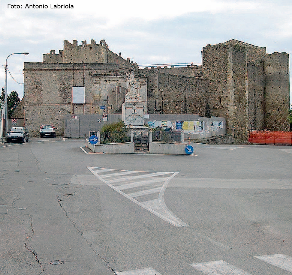 Miglionico. Piazza Castello