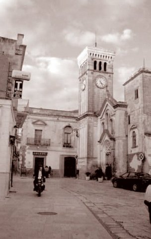 Miglionico. Piazza Popolo: la torre dell'orologio e la Chiesa del Purgatorio