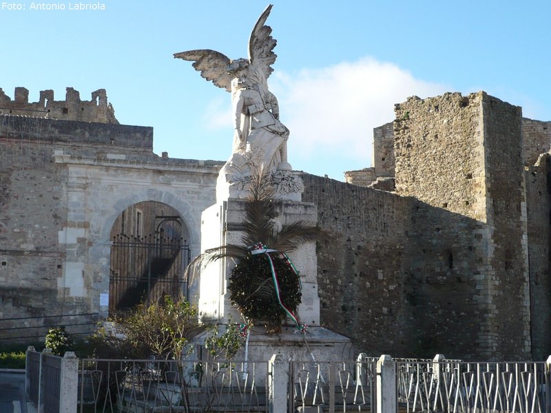 Miglionico. Monumento ai Caduti in Piazza Castello