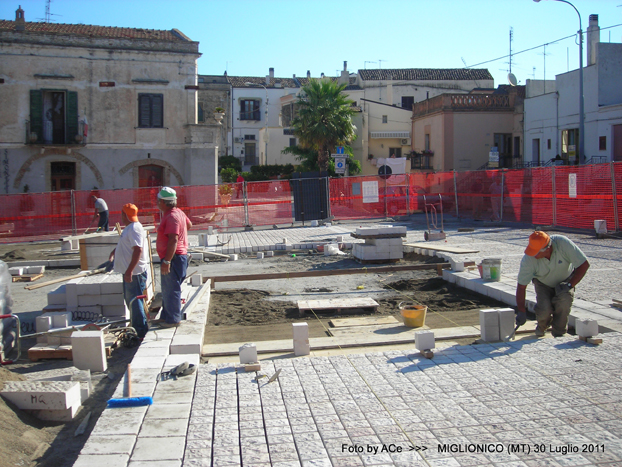 Pavimentazione Piazza Castello di Miglionico (Foto di Antonio Centonze)