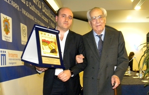 Gabriele Scarcia e il Sen. Emilio Colombo durante la premiazione