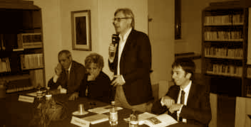 Mimmo Centonze con Vittorio Sgarbi  al tavolo dei relatori (foto di Videouno da  Il Quotidiano della Basilicata)