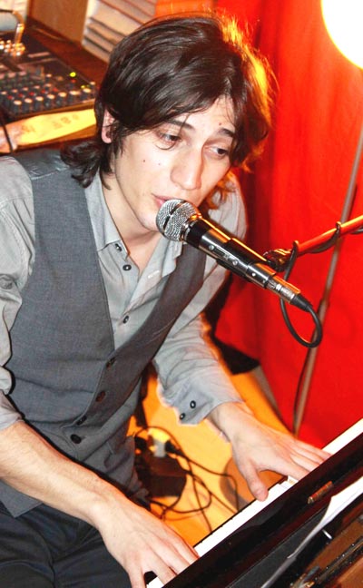 Angelo Trabace (25 anni, giovane cantautore di Irsina), vincitore della seconda edizione della rassegna canora miglionichese, Frequenze Mediterranee, festival intellettuale della canzone dautore (Foto: dal sito web www.musicultura.it)
