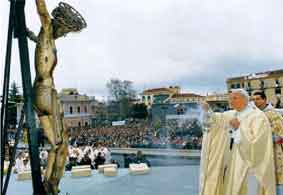 Sua Santità Giovanni Paolo II bendice il Crocifisso di Miglionico sull'altare papale il 27 aprile 1991 a Matera, in Piazza della Visitazione 